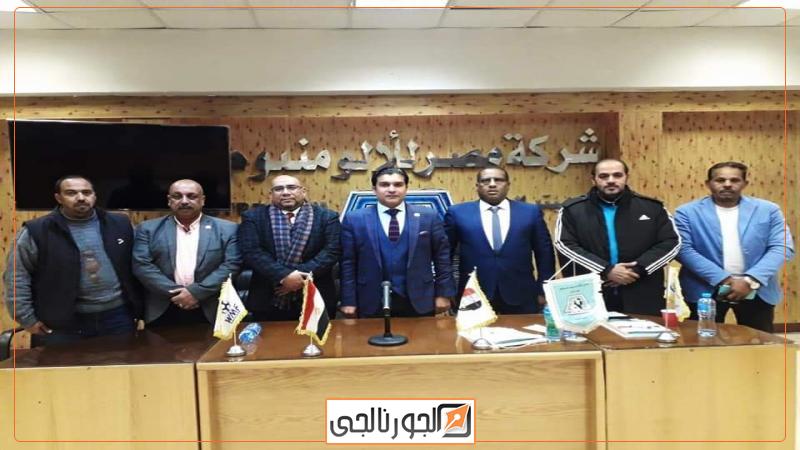 أحمد سمير رئيس الإتحادين المصري والعربي للميني فوتبول مع الحاضرين بمقر نادي الألومنيوم في قنا