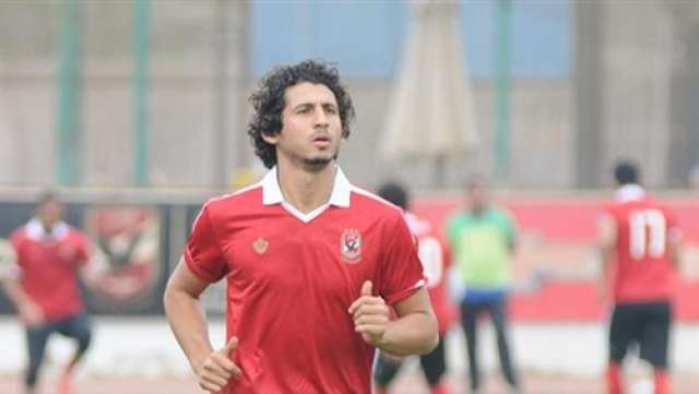 أحمد حجازى مدافع الفريق الأول لكرة القدم بالنادي الأهلي