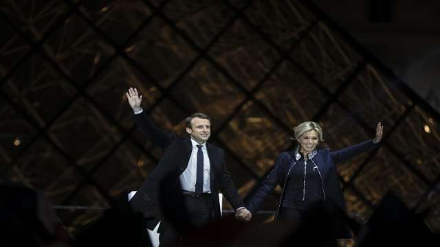 إمانويل ماكرون، الرئيس الفرنسي الجديد المنتخب، مع زوجته بريجيت تروجنيوكس