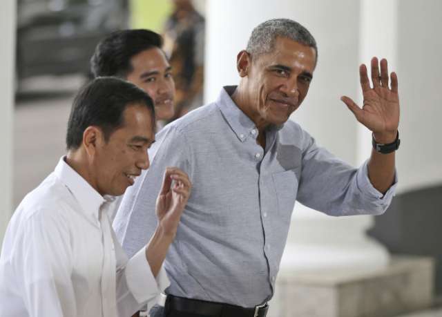 أوباما يحيي مستقبليه في اندونسيا