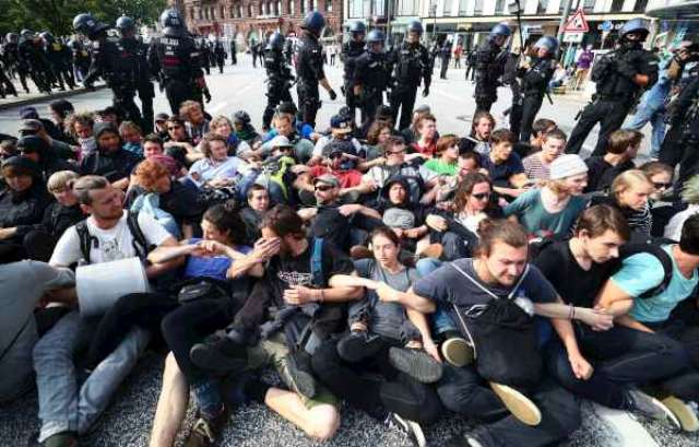 المحتجون يغلقون بأجسادهم الشوارع في هامبورج
