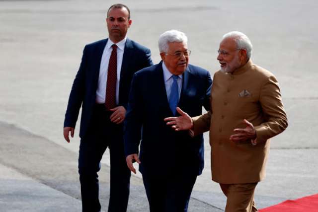 الرئيس الفلسطينى ورئيس الوزراء الهندى فى رام الله
