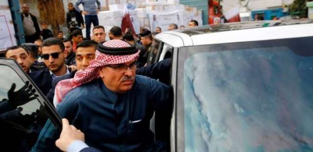 عمال النظافة في غزة يعتدون على سفير قطر