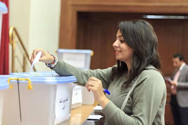 طالبة أثناء التصويت