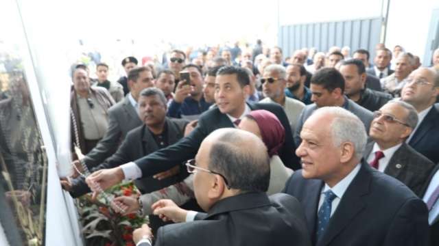 وزير التنمية المحلية ومحافظ الجيزة خلال افتتاحهما محطة مناولة كرداسة