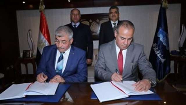 وزير النقل ورئيس هيئة القناة يشهدان توقيع عقد الالتزام الخاص