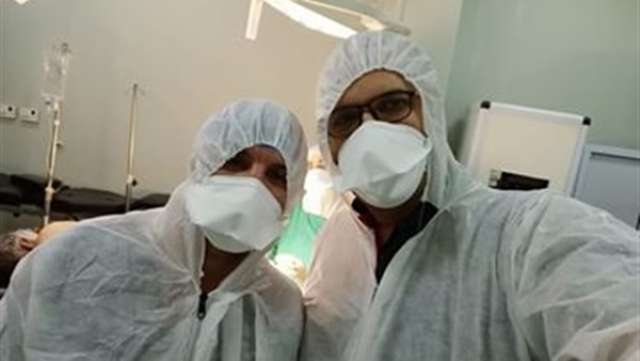 فريق طبي بمستشفى المنيرة يجري جراحة عظام ناجحة لمسن مصاب بكورونا