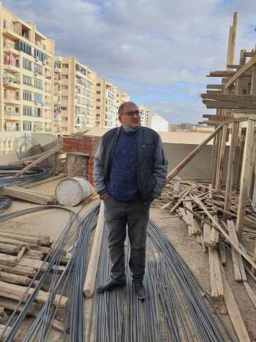 رئيس حي البساتين يوقف أعمال البناء المخالفة بشارع السعادة