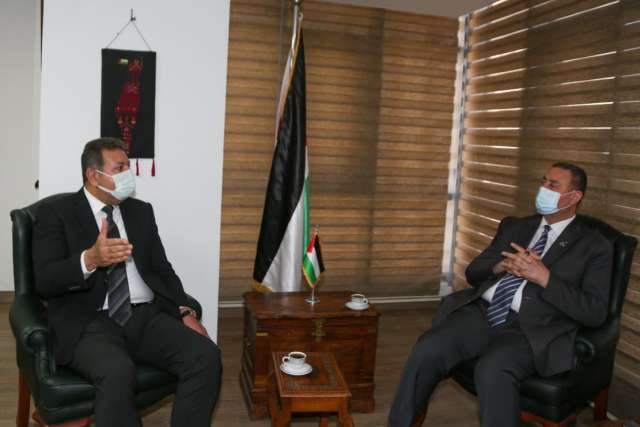 السفير الفلسطيني والمهندس طارق شكري في سفارة فلسطين بالقاهرة