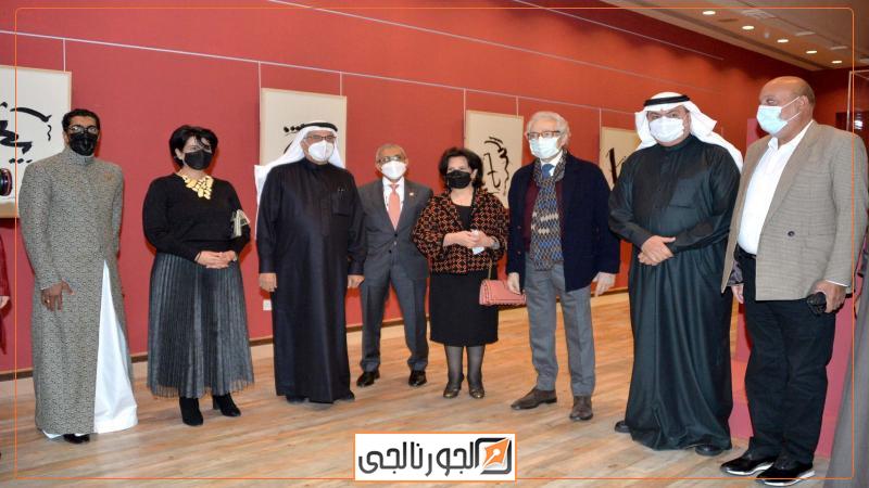 فاروق حسني مع ضيوف افتتاح معرضه بالبحرين