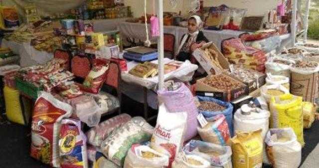 محافظ القاهرة يؤكد توافر السلع الغذائية فى المعارض بأسعار مخفضة