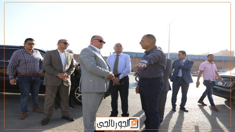 محافظ القاهرة ورئيس هيئة نظافة القاهرة أثناء تفقد الأعمال بالخيالة