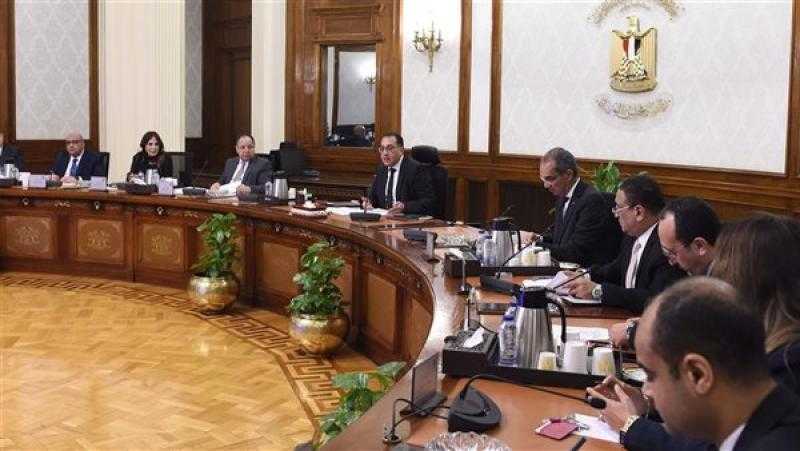 رئيس الوزراء يتابع جهود توطين صناعة التليفون المحمول فى مصر