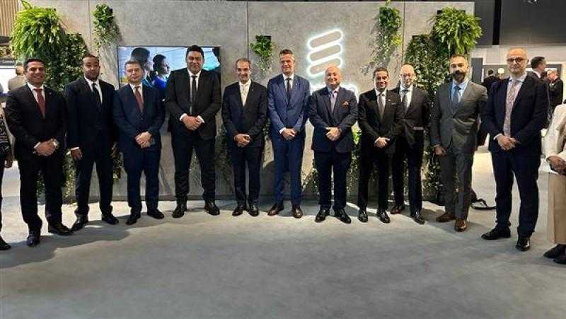خلال ”MWC 2023” ببرشلونة.. وزير الاتصالات يبحث مع شركات تصنيع الهواتف الذكية فرص التعاون