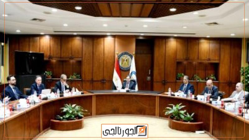 المهندس طارق الملا خلال الاجتماع