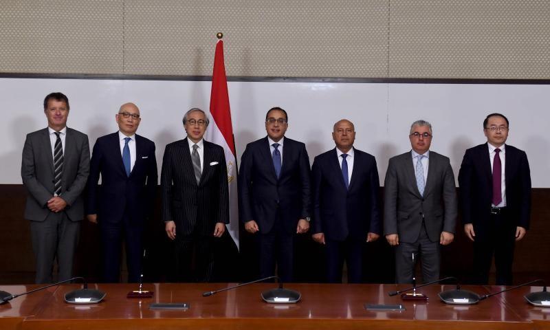 رئيس الوزراء يشهد مراسم توقيع عقدي التزام لمشروعي إنشاء البنية الفوقية وإدارة وتشغيل واستغلال وصيانة وإعادة تسليم محطتي الحاويات بميناءي السخنة والدخيلة