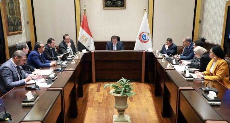 وزير الصحة يعقد اجتماعًا لمتابعة الموقف التنفيذي لتشغيل الوحدات الصحية بمشروع «حياة كريمة»