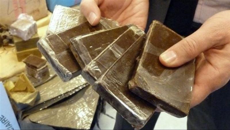عرض عاطلين على الطب الشرعي بعد ضبطهما بحوزتهما كيلو ونصف حشيش