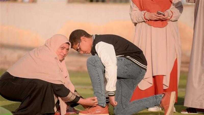 أصدق وأطهر حب| شاهد... أم ”تَربُط” حذاء نجلها خلال صلاة العيد بالغربية