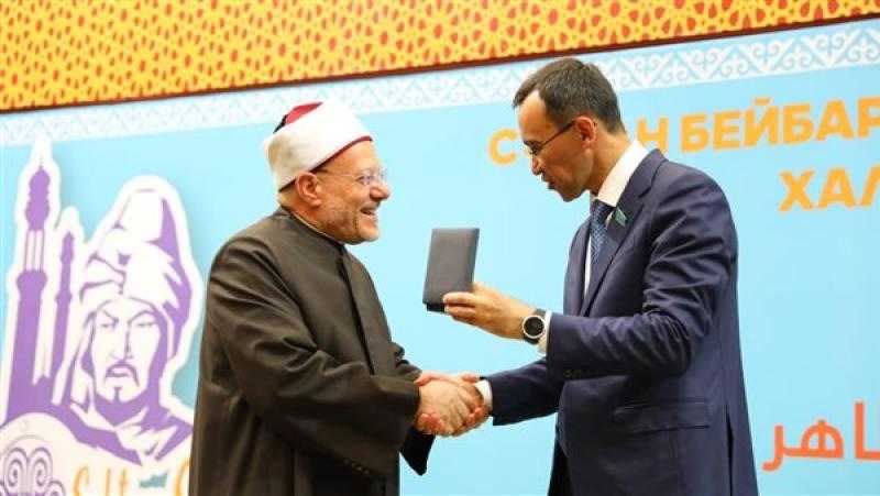 ”الشيوخ الكازاخي” يمنح وزير الأوقاف والمفتي وأمين البحوث الإسلامية وسام ”شفاعة”