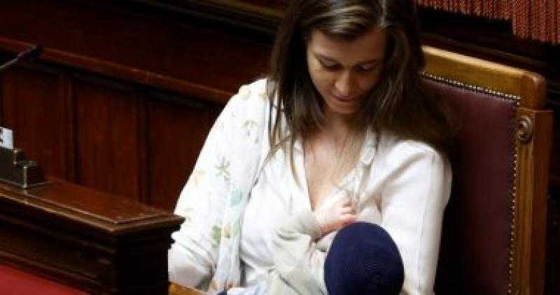 أول نائبة ترضع طفلها فى إحدى جلسات البرلمان الإيطالى.. صور