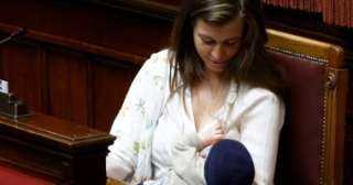 أول نائبة ترضع طفلها فى إحدى جلسات البرلمان الإيطالى.. صور