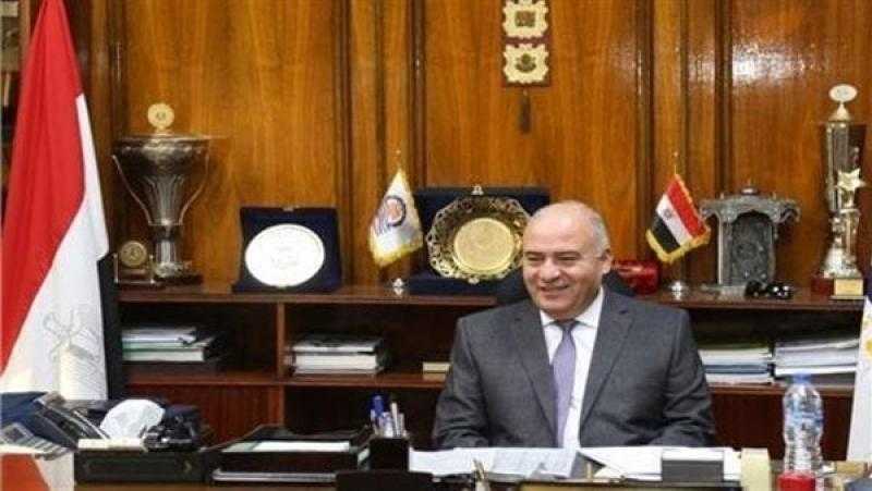 بطل من الصعيد.. محافظ قنا يكرم بطل حادث حريق محطة وقود المعنا