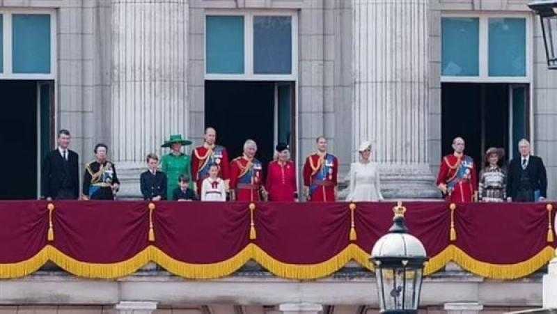 صورة محبطة.. تضائل عدد أفراد العائلة المالكة على شرفة قصر باكنجهام