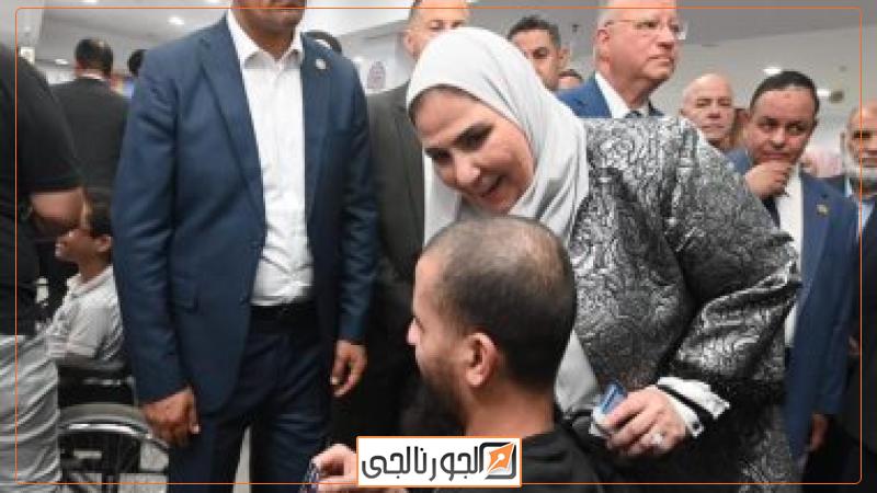 الدكتورة نيفين القباج وزيرة التضامن خلال تدشين أكبر حملة كساء بمدينة الاسمرات