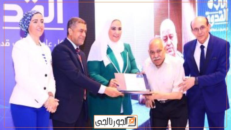 وزيرة التضامن تكرم عددًا من نماذج الآباء