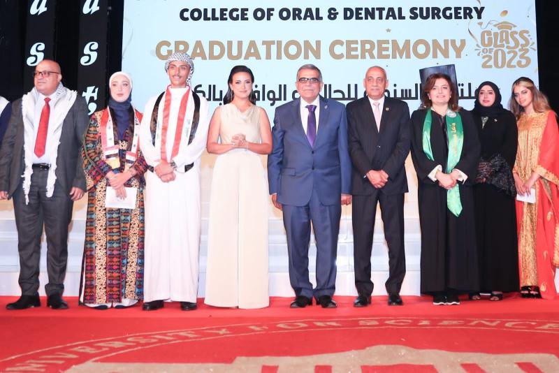 بالصور.. جامعة مصر للعلوم والتكنولوجيا تقيم حفلا كبيرا لتخريج دفعة جديدة من كلية ”طب الأسنان”