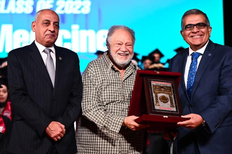 بالصور.. جامعة مصر للعلوم والتكنولوجيا تحتفل بتخرج دفعة جديدة من كلية ”الطب البشرى” بحضور يحيى الفخرانى