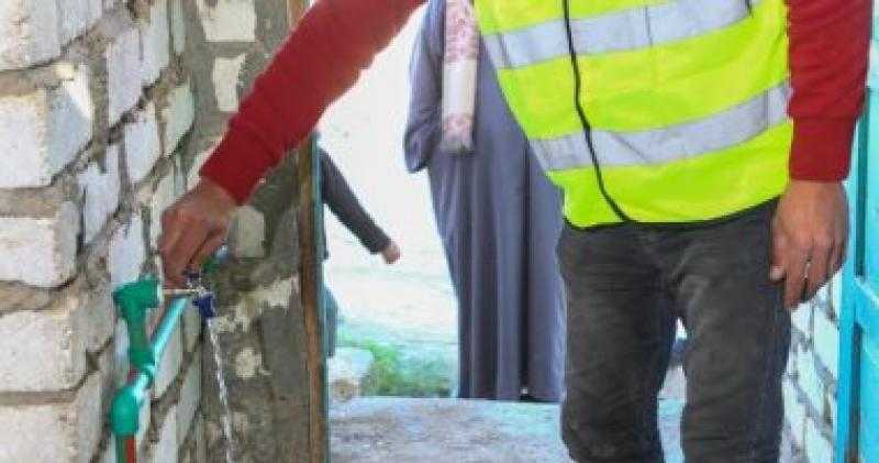 تركيب 555 وصلة مياه مجانية للأسر الأولى بالرعاية بسوهاج