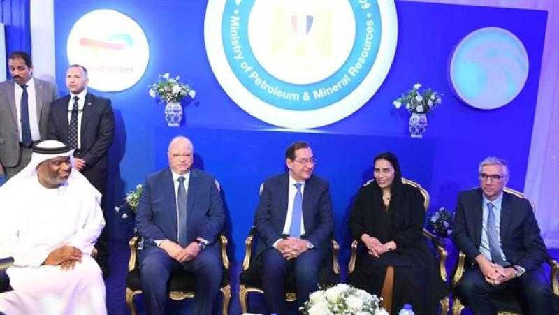 وزير البترول يفتتح محطة أدنوك الإماراتية لتموين السيارات بمصر