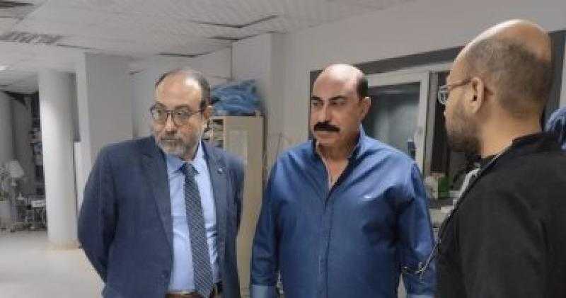 محافظ أسوان يفاجئ العاملين بالمستشفى الجامعى ويتفقد مشروعات التوسعة.. صور