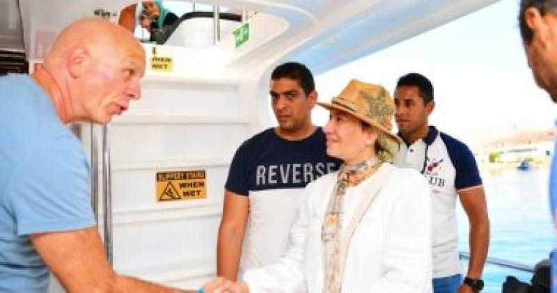 وزيرة البيئة تتعرف على تجربة السياح مع الأنشطة البحرية بشواطئ شرم الشيخ