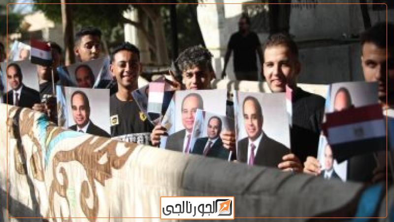 طوابير المواطنين أمام مكاتب توثيق الشهر العقارى