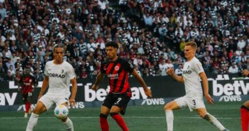 مرموش يقود هجوم فرانكفورت أمام فولفسبورج بالدورى الألمانى