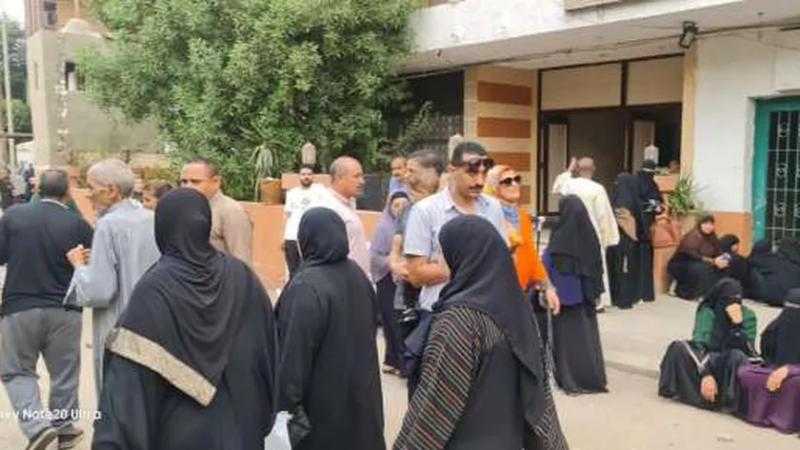 استمرار إقبال المواطنين على مكاتب التوثيق لدعم مرشحي الرئاسة بالفيوم