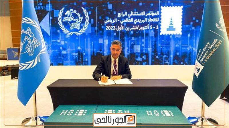 د. شريف فاروق يوقع الوثائق، فيتو