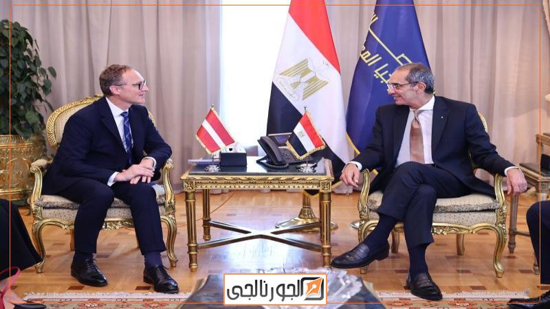 وزير الاتصالات مع سفير لاتفيا