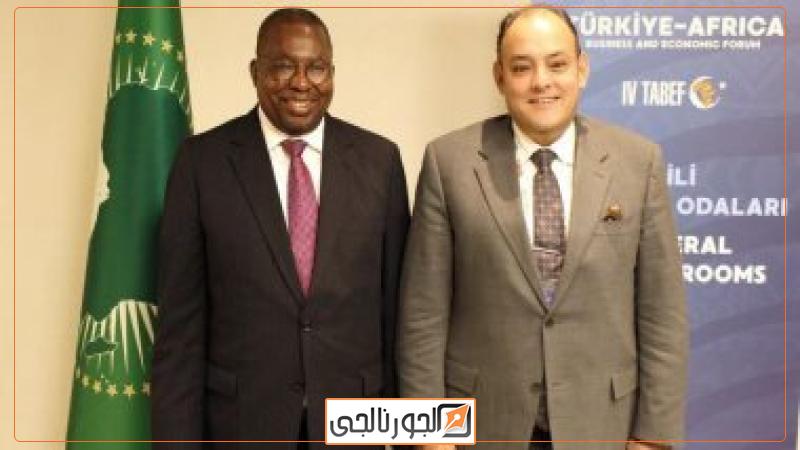 وزير الصناعة أحمد سمير مع السفير ألبرت موتشانجا مفوض التنمية الاقتصادية