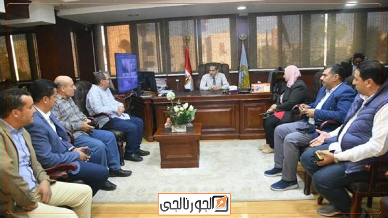محافظ الغربية أثناء الاجتماع
