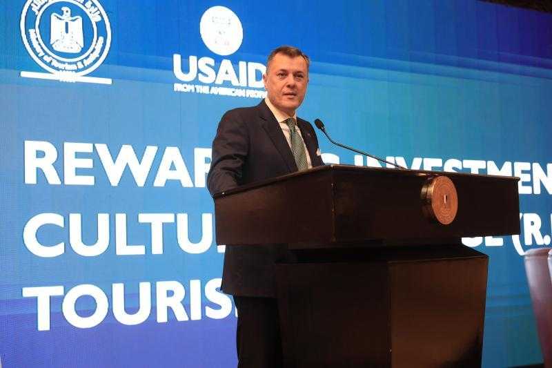 وزير السياحة والآثار  يستعرض الفرص الاستثمارية المتاحة بالمواقع الأثرية والتراثية