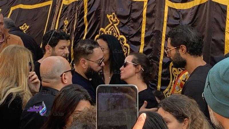بحضور نخبة من النجوم.. ريهام عبدالغفور تتلقى عزاء والدها بالمقابر