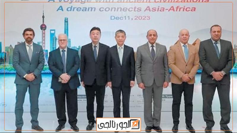 وزير الطيران وقيادات الوزارة خلال حضور احتفالية السفارة الصي