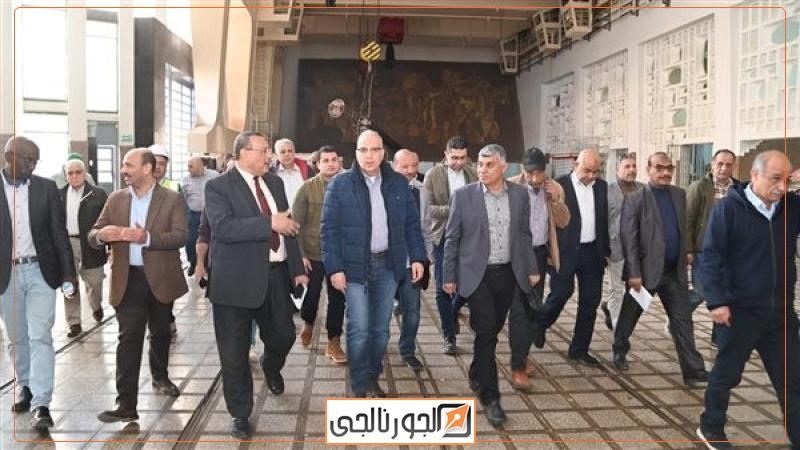 وزير الري يتفقد محطة كهرباء السد العالي