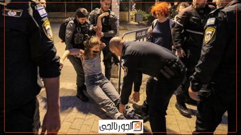 شرطة الاحتلال تسحل المتظاهرين