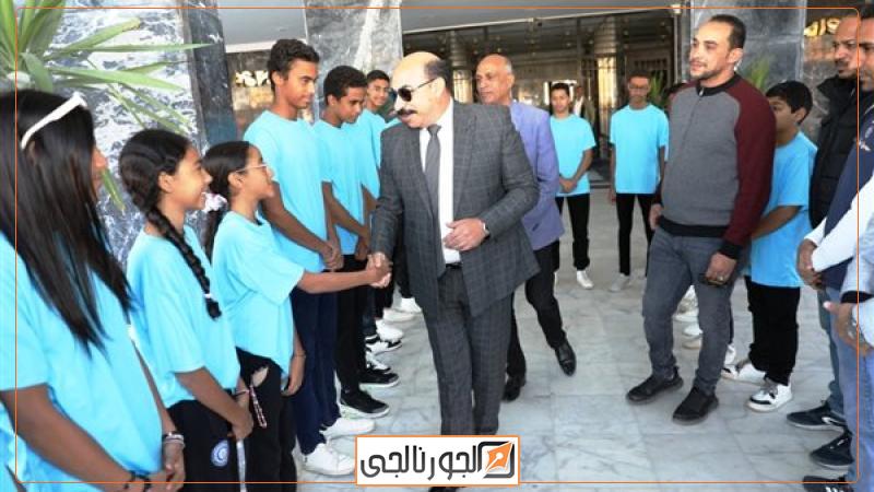 محافظ أسوان يودع المشاركين فى بطولة السباحة لمراكز الشباب