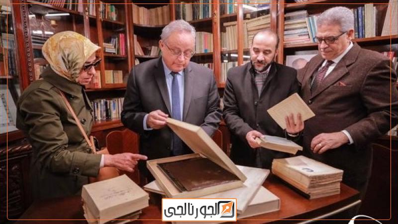 ابنة نجيب محفوظ تهدي مكتبة والداها إلى مكتبة الإسكندرية